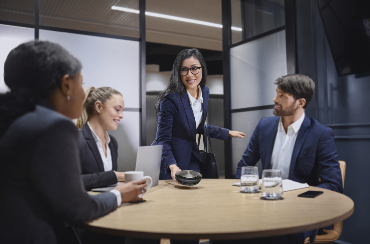 釘釘聯(lián)合Jabra推出首款釘閃會認(rèn)證全向麥，高效生產(chǎn)會議紀(jì)要(圖1)